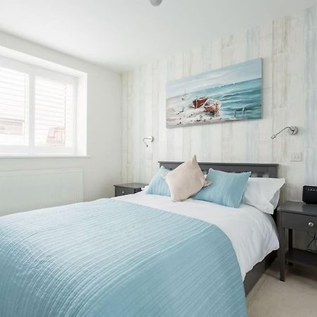 Stunning 2 Bed Apartment, Fabulous Sea View & 2 Minutes To Beach With Parking 伯恩茅斯 外观 照片