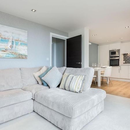 Stunning 2 Bed Apartment, Fabulous Sea View & 2 Minutes To Beach With Parking 伯恩茅斯 外观 照片