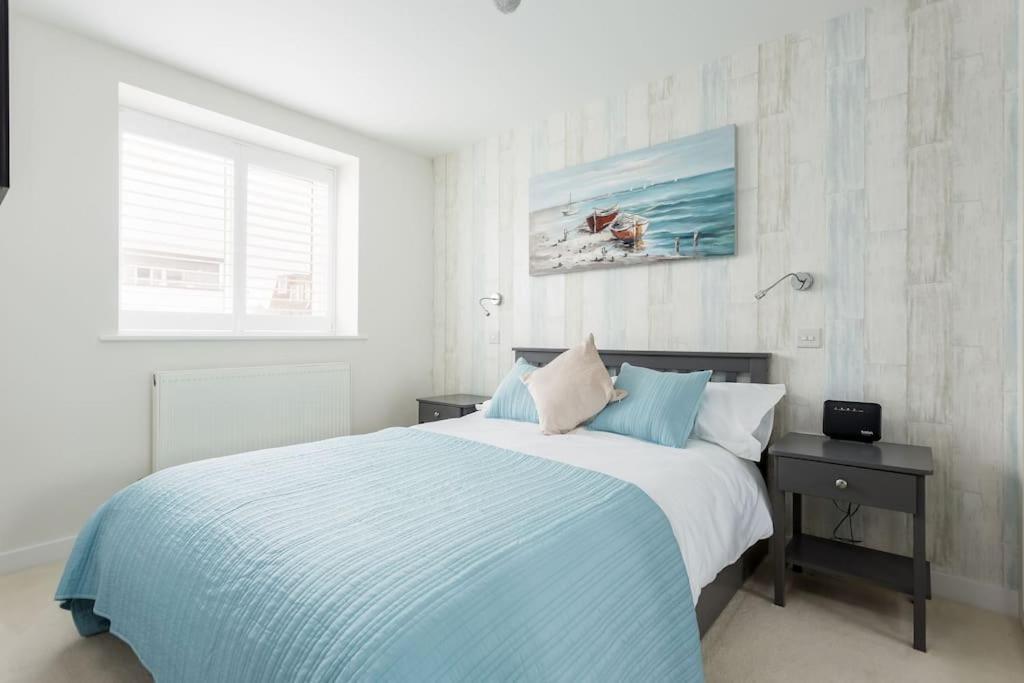 Stunning 2 Bed Apartment, Fabulous Sea View & 2 Minutes To Beach With Parking 伯恩茅斯 外观 照片