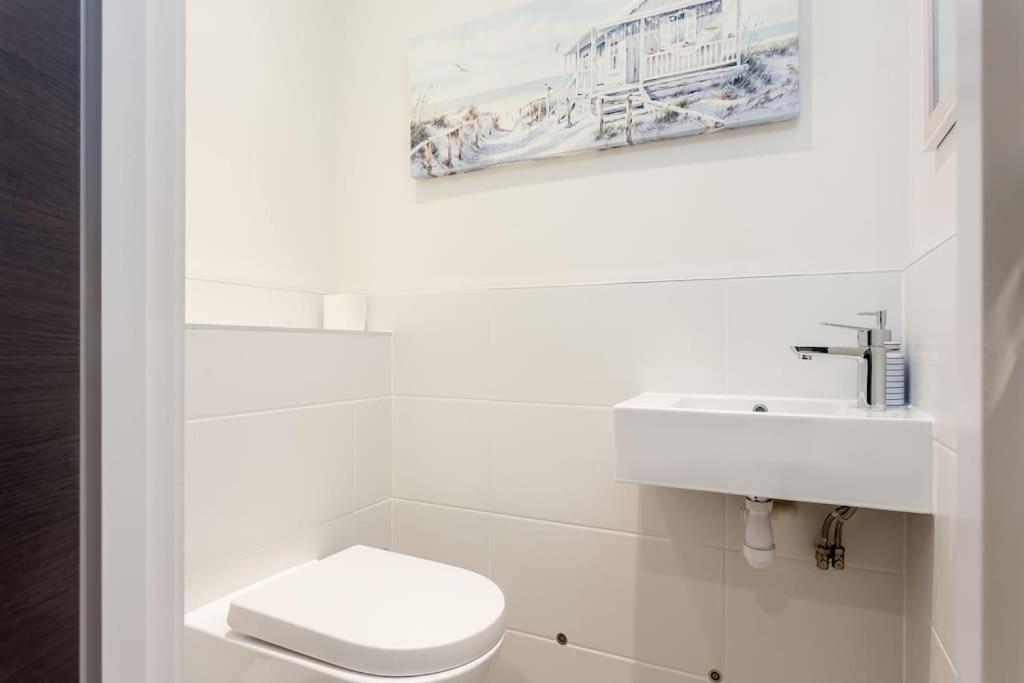 Stunning 2 Bed Apartment, Fabulous Sea View & 2 Minutes To Beach With Parking 伯恩茅斯 外观 照片