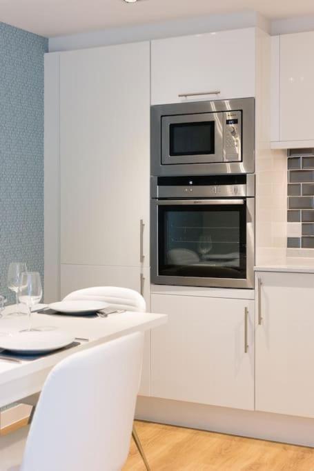 Stunning 2 Bed Apartment, Fabulous Sea View & 2 Minutes To Beach With Parking 伯恩茅斯 外观 照片