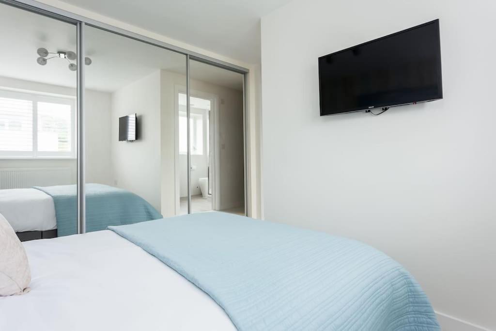 Stunning 2 Bed Apartment, Fabulous Sea View & 2 Minutes To Beach With Parking 伯恩茅斯 外观 照片