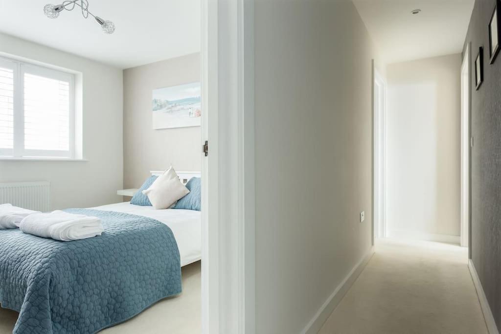 Stunning 2 Bed Apartment, Fabulous Sea View & 2 Minutes To Beach With Parking 伯恩茅斯 外观 照片