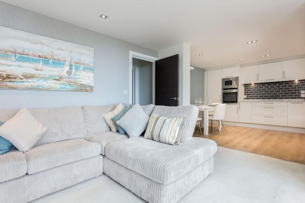 Stunning 2 Bed Apartment, Fabulous Sea View & 2 Minutes To Beach With Parking 伯恩茅斯 外观 照片