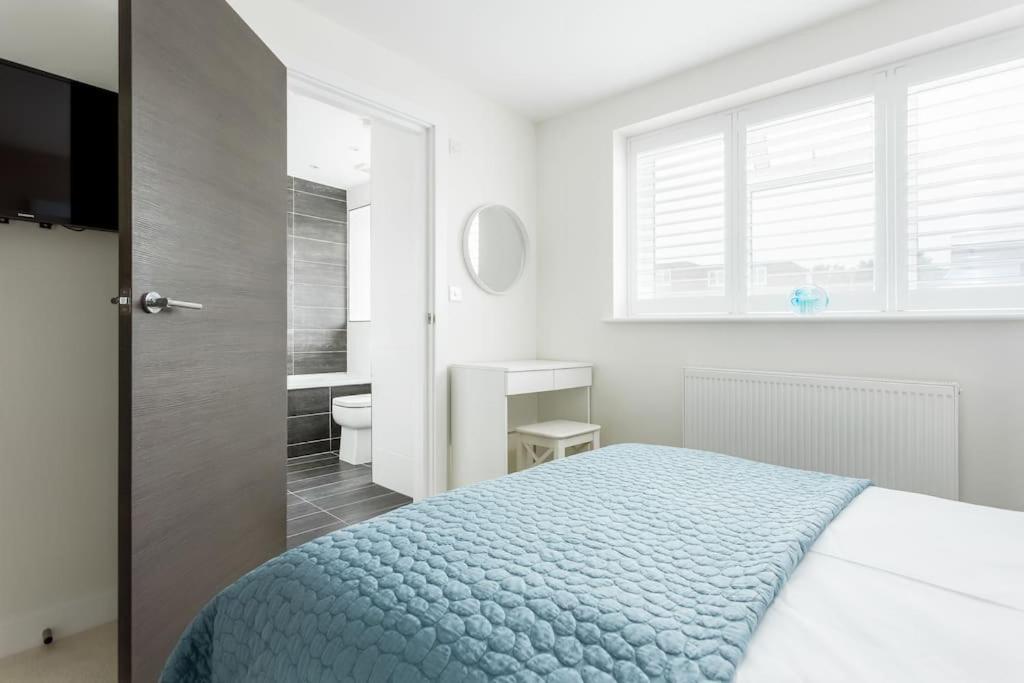 Stunning 2 Bed Apartment, Fabulous Sea View & 2 Minutes To Beach With Parking 伯恩茅斯 外观 照片