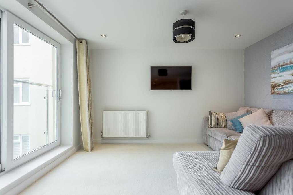 Stunning 2 Bed Apartment, Fabulous Sea View & 2 Minutes To Beach With Parking 伯恩茅斯 外观 照片