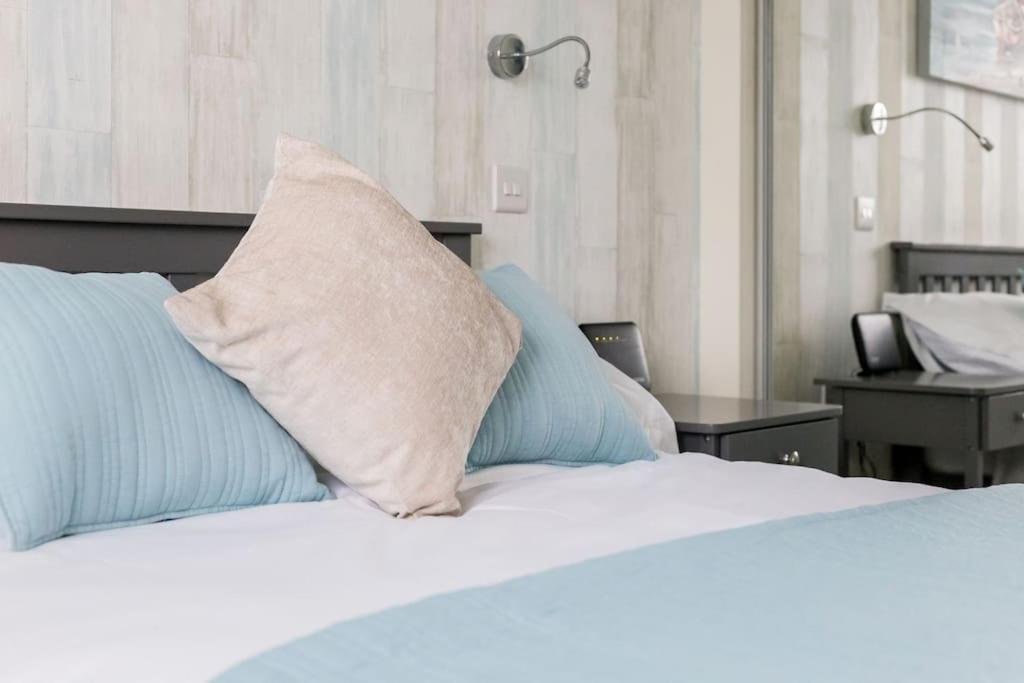 Stunning 2 Bed Apartment, Fabulous Sea View & 2 Minutes To Beach With Parking 伯恩茅斯 外观 照片