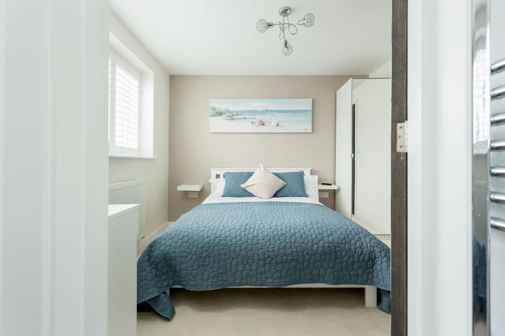 Stunning 2 Bed Apartment, Fabulous Sea View & 2 Minutes To Beach With Parking 伯恩茅斯 外观 照片