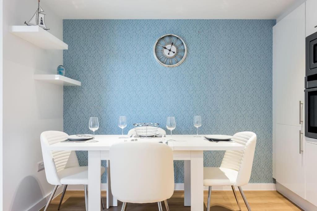 Stunning 2 Bed Apartment, Fabulous Sea View & 2 Minutes To Beach With Parking 伯恩茅斯 外观 照片