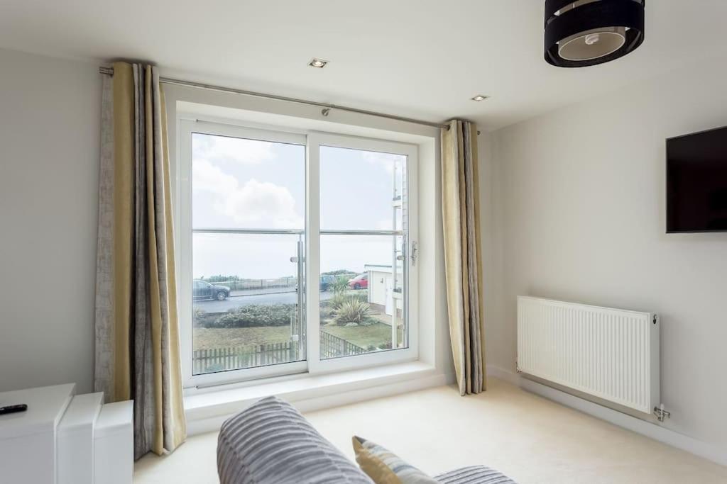 Stunning 2 Bed Apartment, Fabulous Sea View & 2 Minutes To Beach With Parking 伯恩茅斯 外观 照片