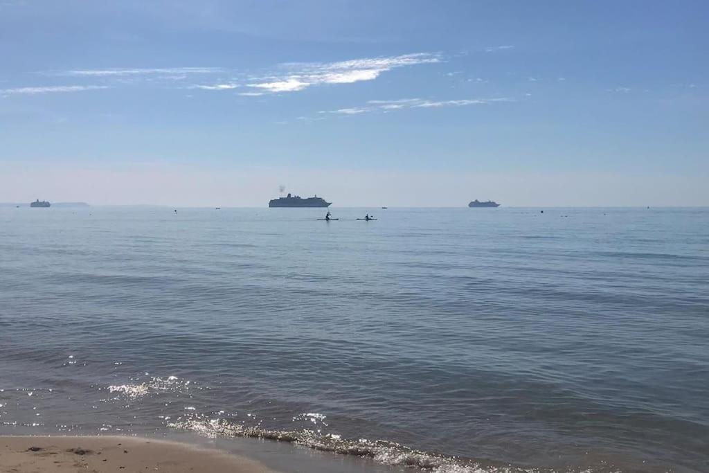 Stunning 2 Bed Apartment, Fabulous Sea View & 2 Minutes To Beach With Parking 伯恩茅斯 外观 照片