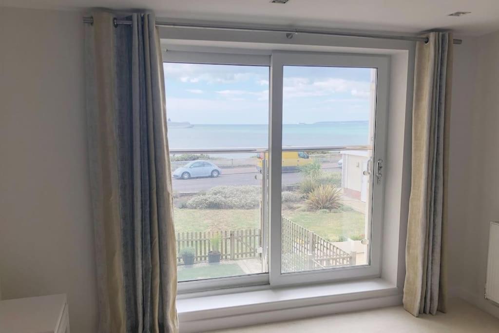 Stunning 2 Bed Apartment, Fabulous Sea View & 2 Minutes To Beach With Parking 伯恩茅斯 外观 照片